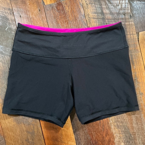 Lululemon Reverse Groove Shorts Size 6 Black Raspberry Waistband - Picture 9 of 15